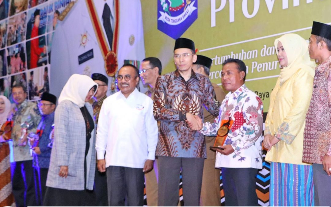 Bupati KSB Terima Penghargaan di Musrenbang Provinsi