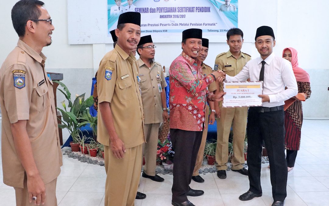 Serahkan Sertifikat Pendidik, Guru Diminta Bertanggungjawab