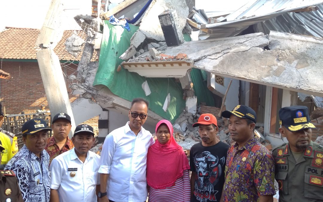 Mensos Berikan Bantuan dan Kunjungi Korban Gempa KSB