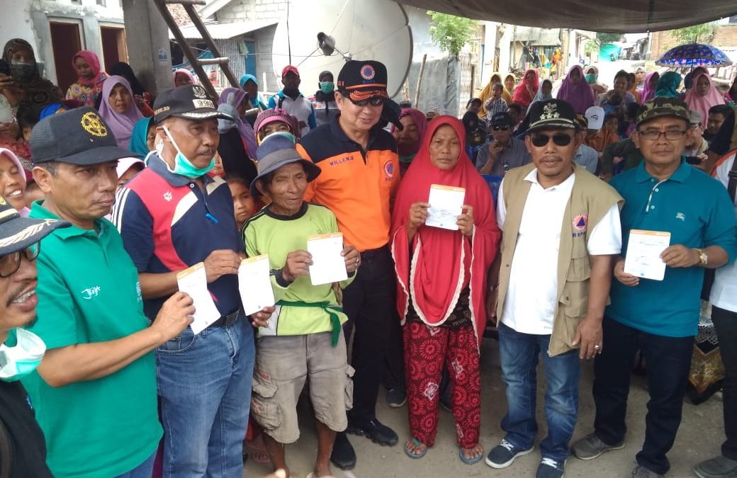 Kepala BNPB Letakkan Batu  Pertama Rumah Warga dan Serahkan Buku Rekening