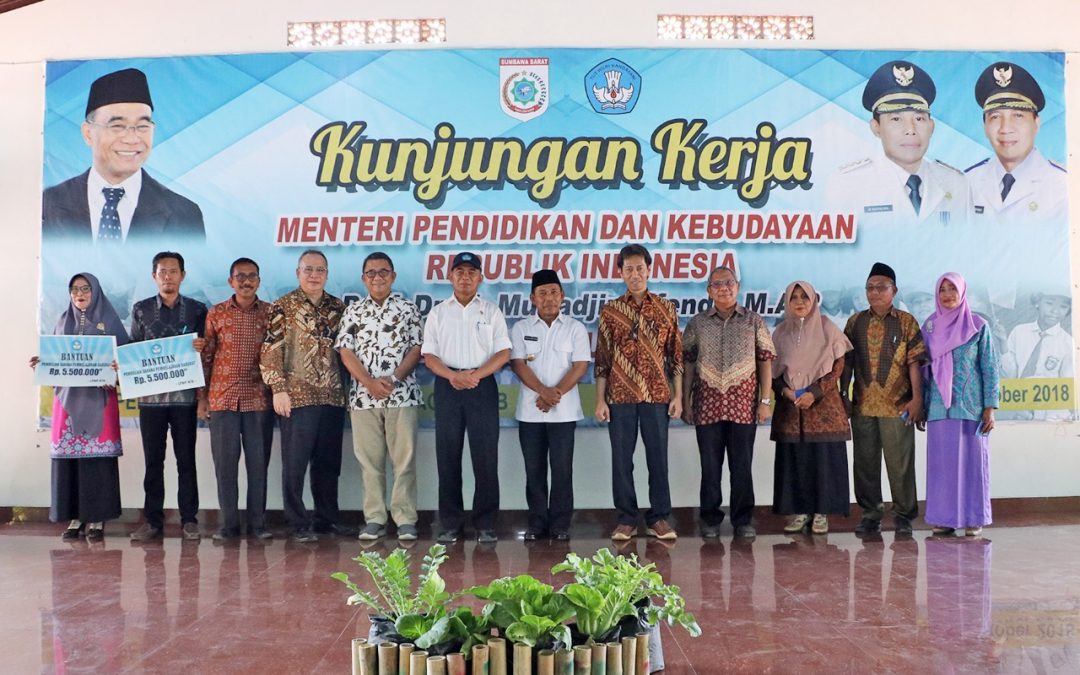 Mendikbud Serahkan Tunjangan Khusus Gempa Bagi Para Guru di KSB