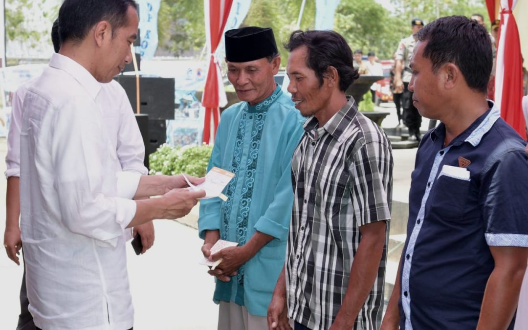 Presiden Serahkan Buku Tabungan Dana Stimulan Korban Gempa KSB