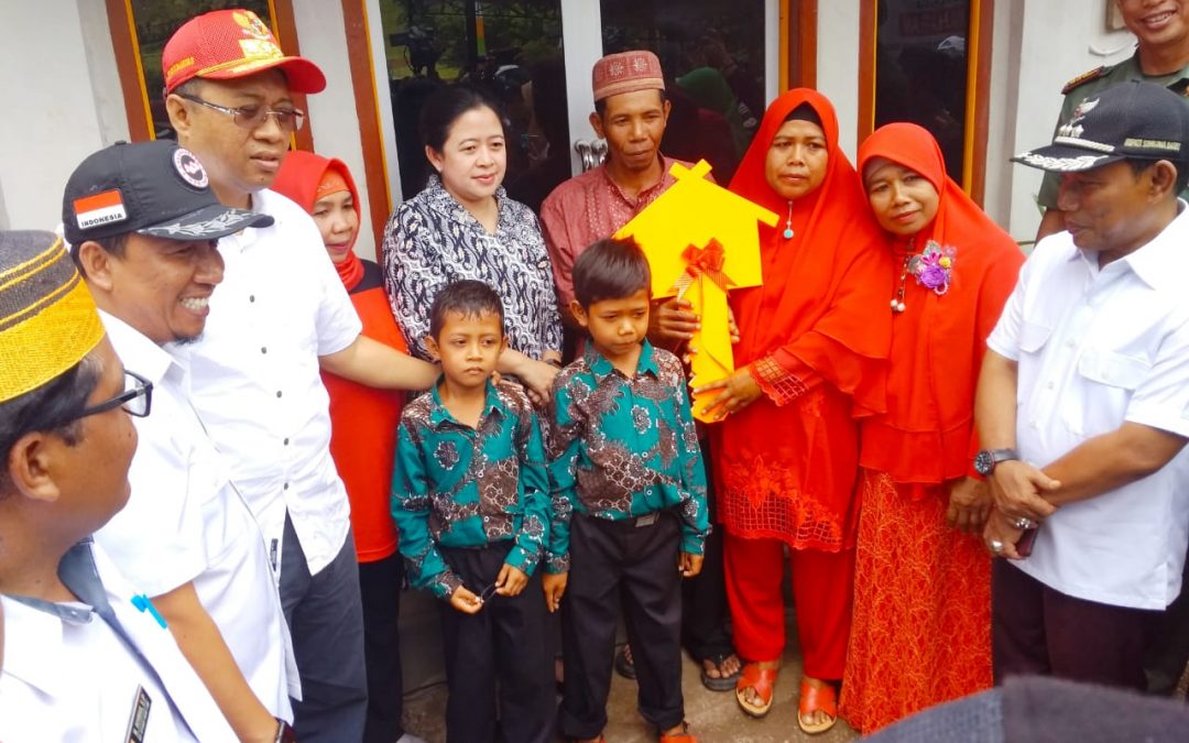 Menko PMK Serahkan Kunci Rumah Warga Korban Gempa