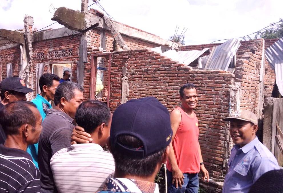 Bupati Serahkan Bantuan Untuk Korban Puting Beliung