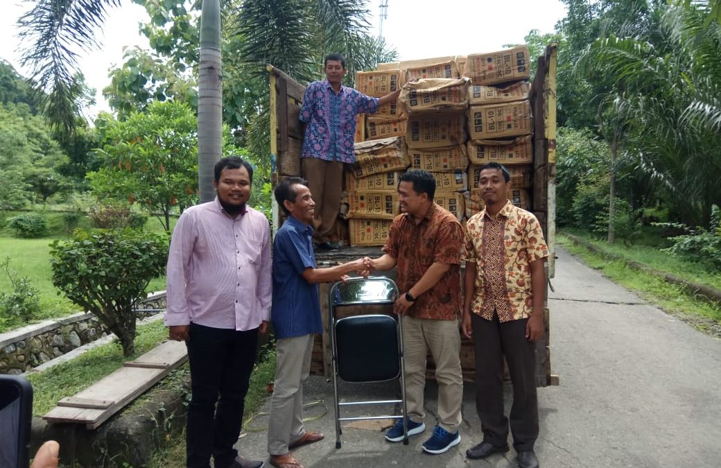 Bupati KSB Sumbang 500 Unit Kursi ke UTS