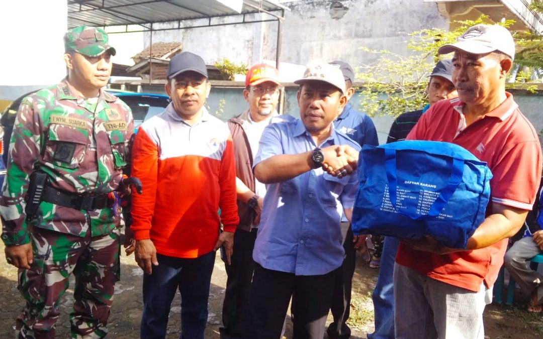 Bupati Serahkan Bantuan Untuk Korban Puting Beliung