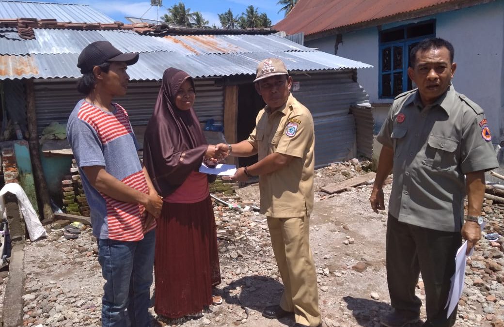 Rehab-Rekon Dipercepat, 11 Warga Seran Terima Bantuan