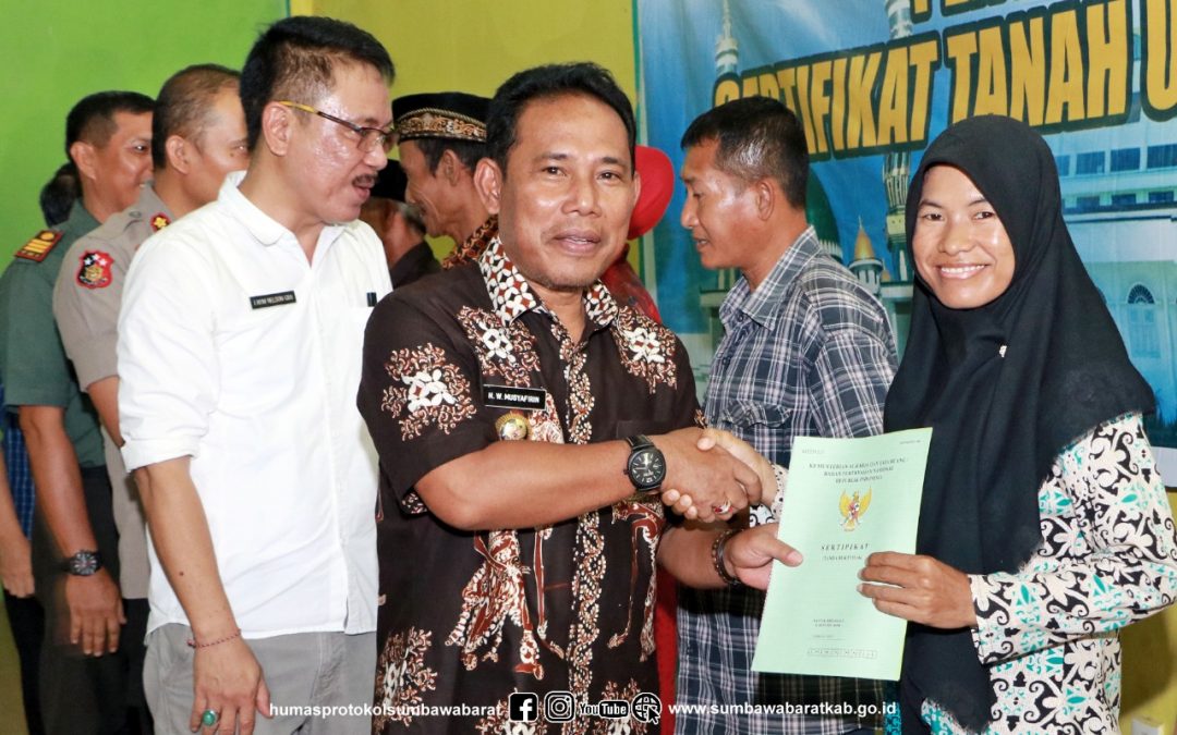 Bupati serahkan Sertifikat tanah kepada Masyarakat kecamatan Maluk