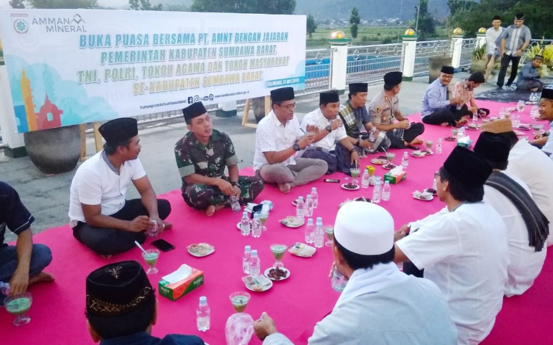 Pemda, PT. AMNT, Anggota TNI-Polri dan Toga-Toma Bukber di Masjid Agung