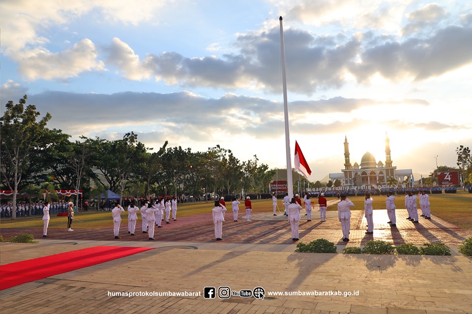 Upacara Penurunan Bendera HUT RI di KSB Lancar & Khidmat