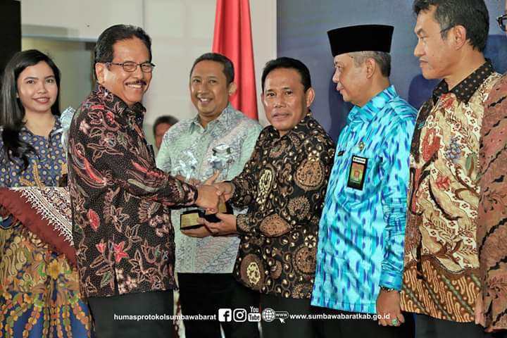 Bupati Sumbawa Barat Terima Penghargaan dari Menteri ATR/BPN
