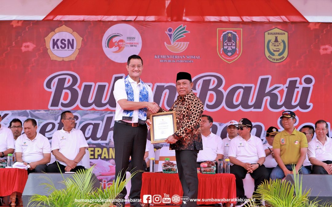 Jelang Penutupan Tahun, Bupati Sumbawa Barat Kembali Dapat Penghargaan