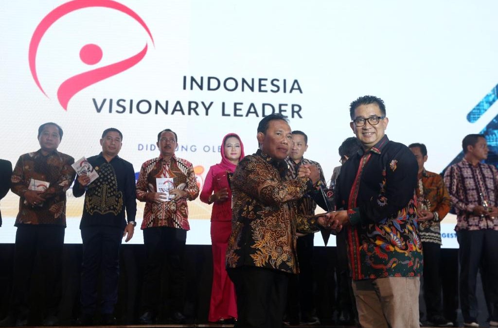 Bupati KSB Dianugerahi Sebagai Pemimpin Visioner