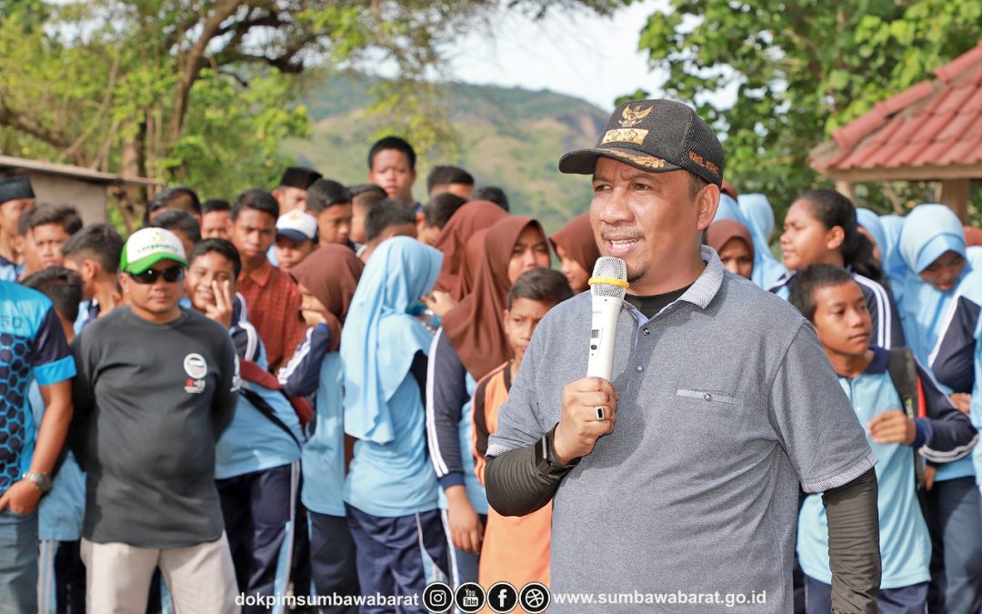 Wabup Bersih-Bersih Pantai Benete dan Launching Taman Bacaan