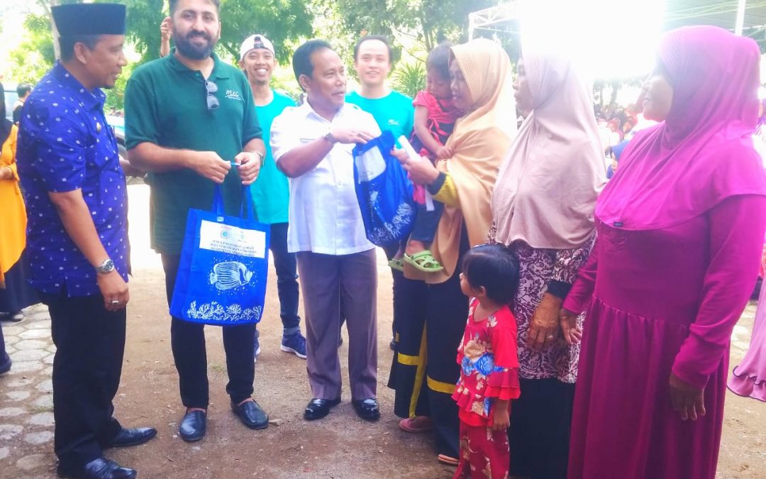 Bupati dan Wabup Bagi Daging Qurban dan ‘’Wisuda’’ Warga PKH