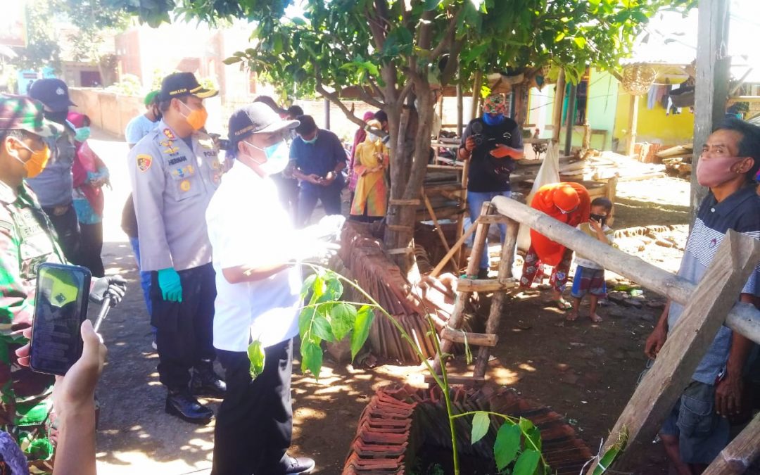Wabup Bagi-Bagi Bahan Pokok dan Masker