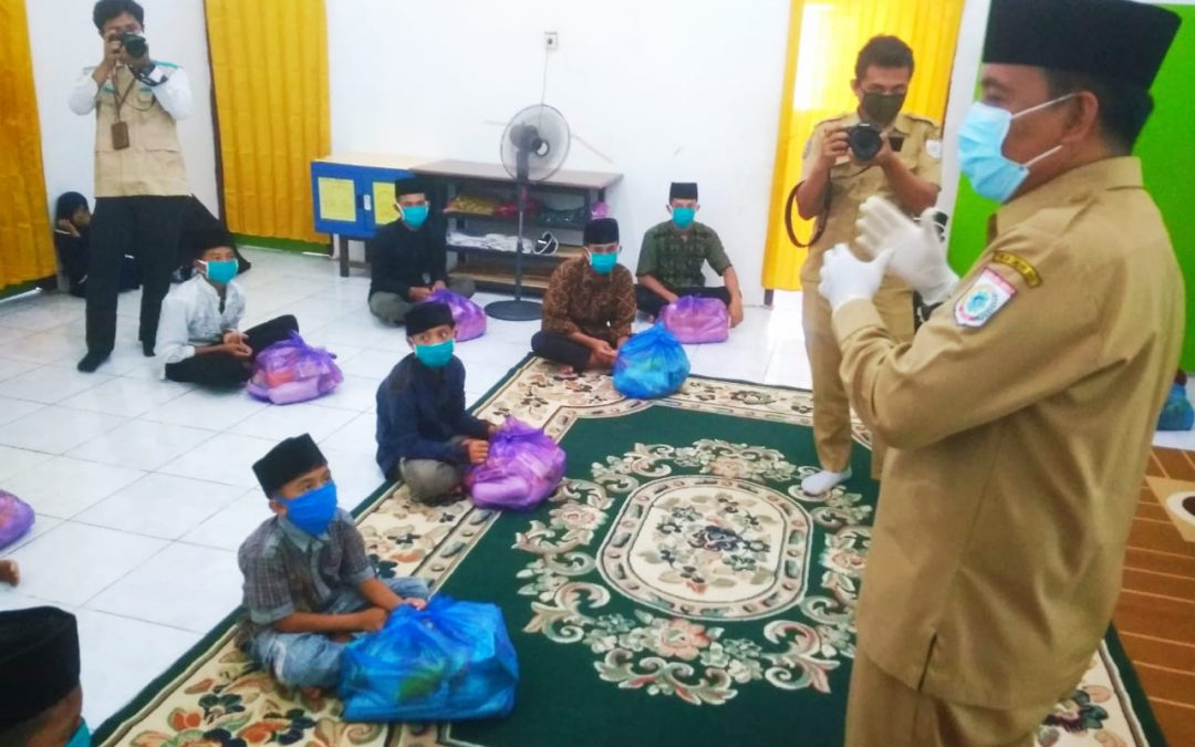 Wabup Salurkan Paket Sembako dari PT. PLN ke Panti Asuhan