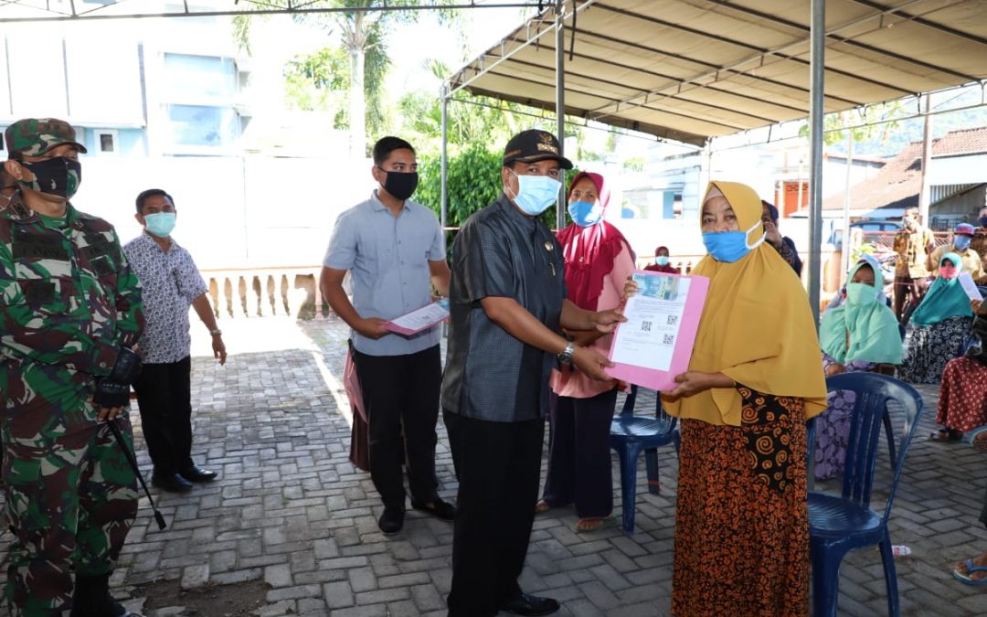 Wabup Salurkan Bantuan Sosial Tunai