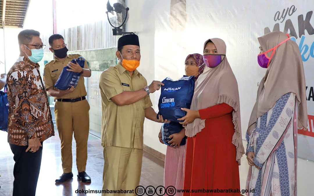 Dukung Gemarikan Bupati bersama Komisi IV DPR RI serahkan 500 bingkisan