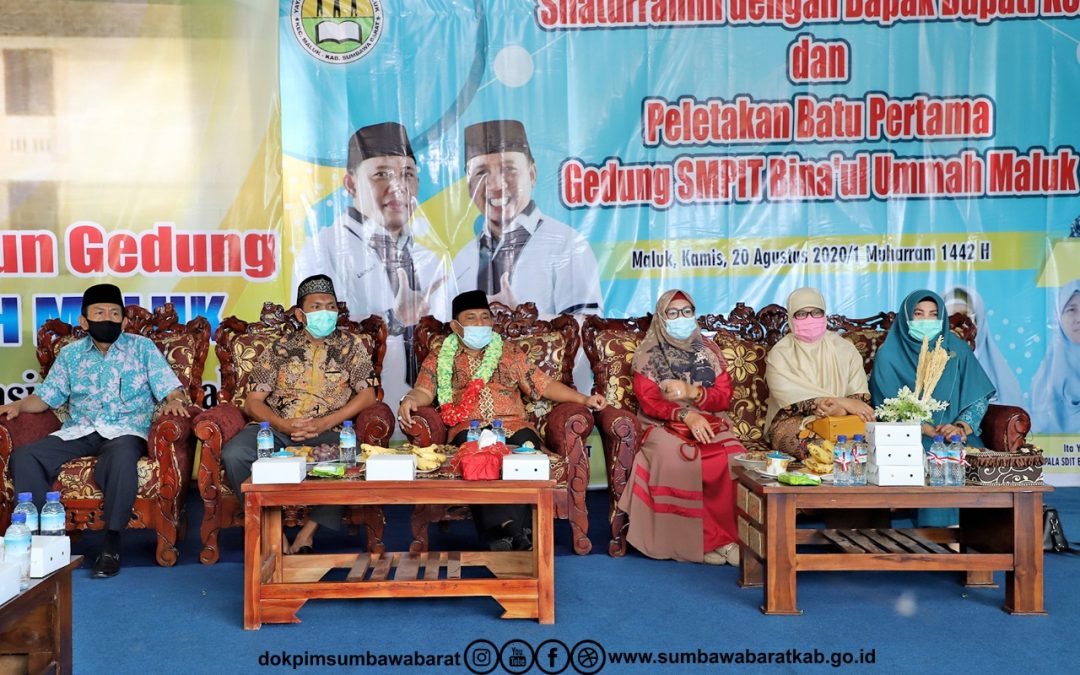 Bupati Sumbawa Barat Meletakkan Batu Pertama Pembanguna Gedung SMP-IT Bina’ul Ummah
