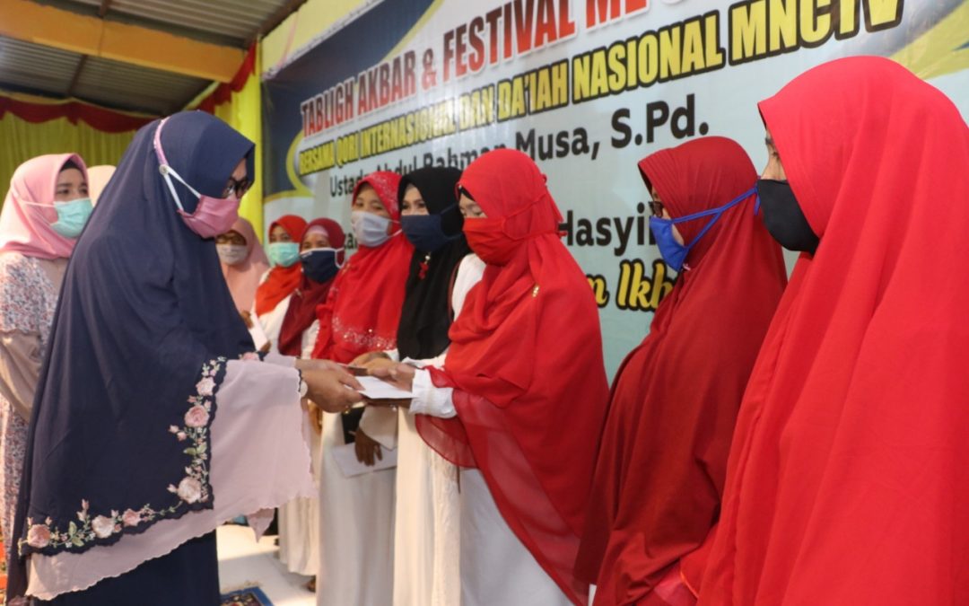 Kemeriahan Festival Me Syuro, Ketua TP-PKK KSB Beri Hadiah Kepada Peserta Lomba