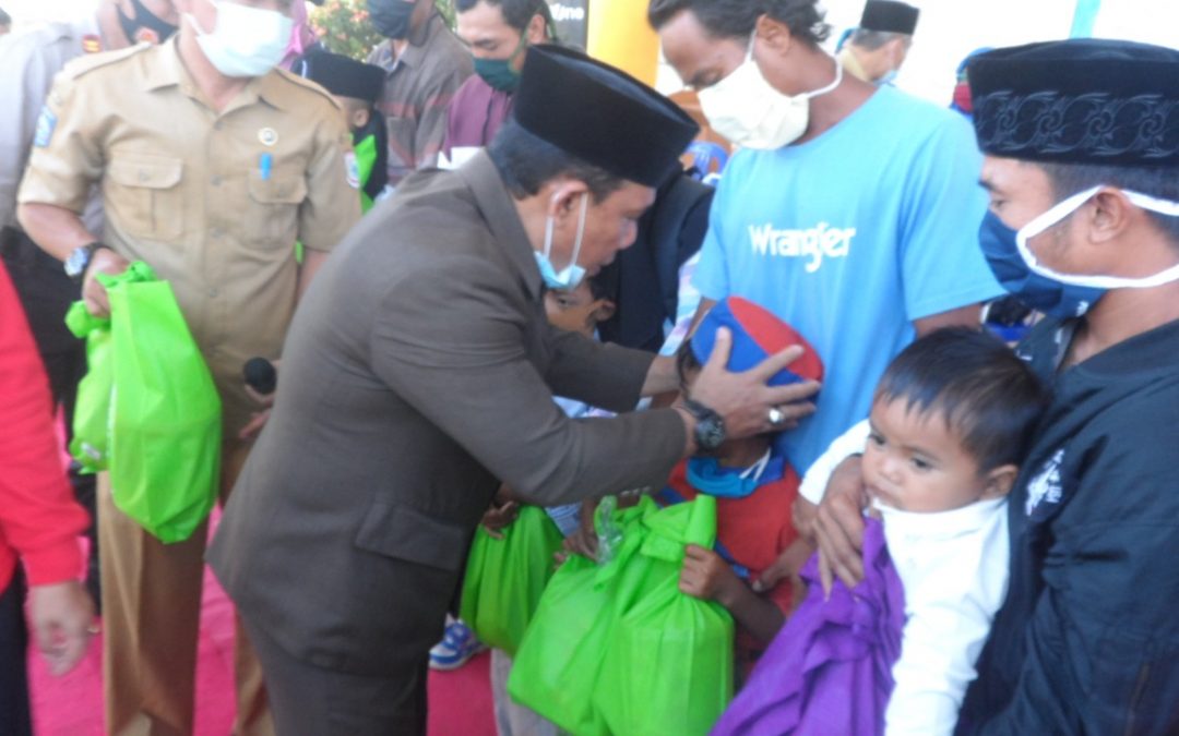 Bupati Beri Semangat Kepada Anak-Anak Kec. Poto Tano Yang Sedang Di Khitan
