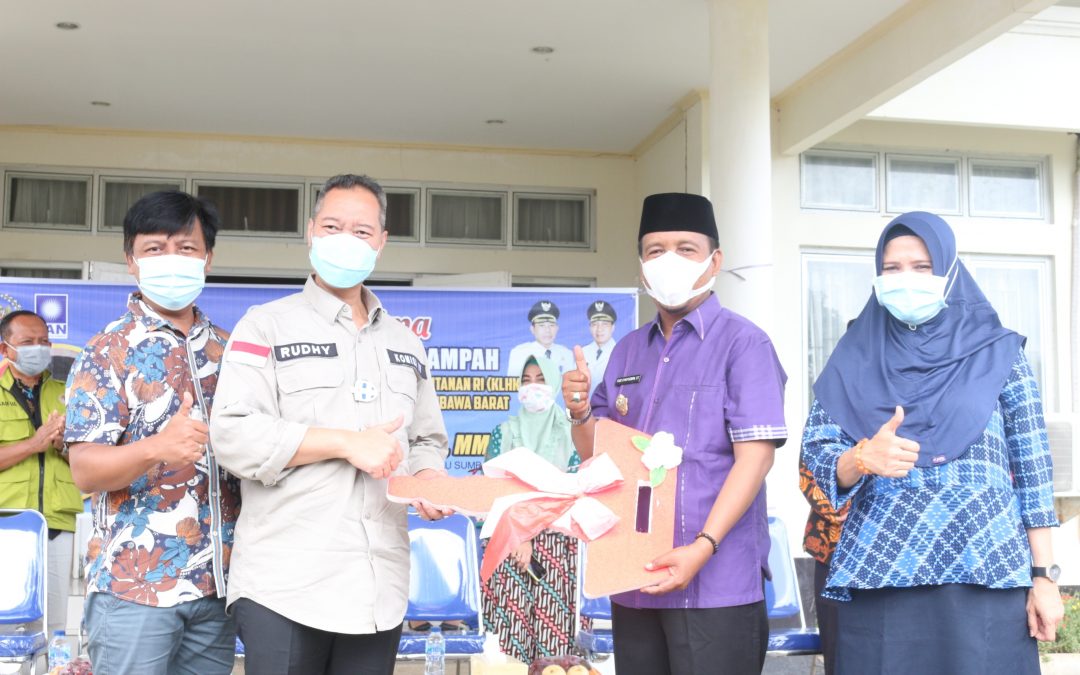 Wabup Serah Terima Armada Pengangkut Sampah dari KLHKRI