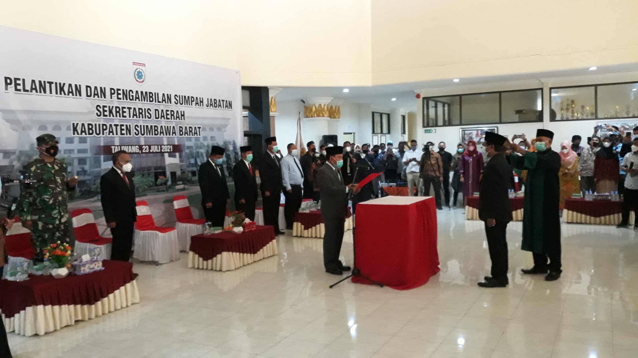 Bupati Lantik Dan Ambil Sumpah Jabatan Sekda Yang Baru Pemerintah Kabupaten Sumbawa Barat