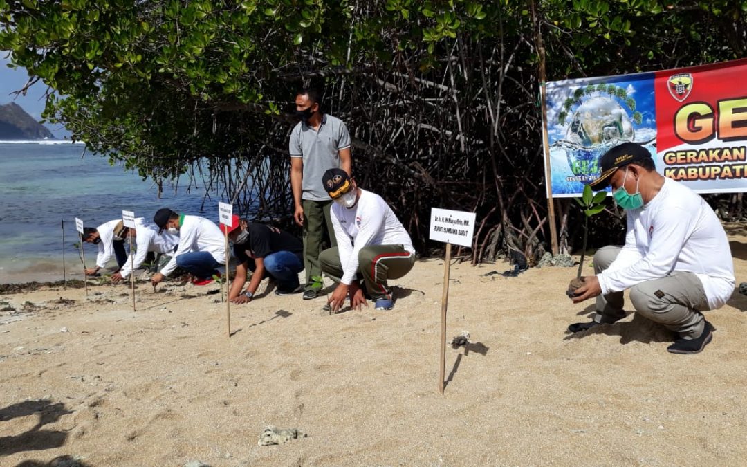 Bupati hadiri clean up day dan Baksos di Pantai Glampar kertasari