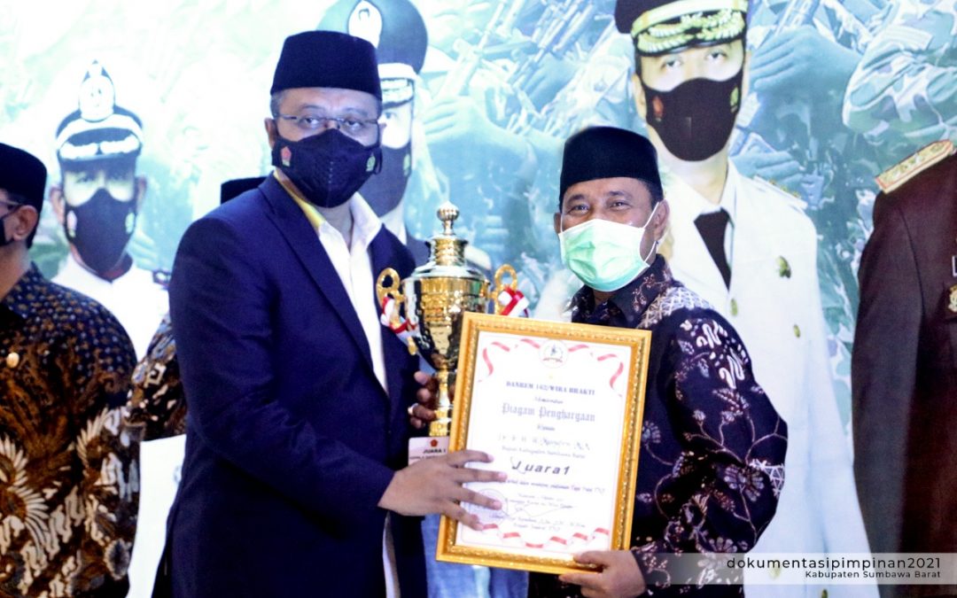 BUPATI RAIH PENGHARGAAN SEBAGAI KEPALA DAERAH TERBAIK 1 PADA HUT KE-76 TNI