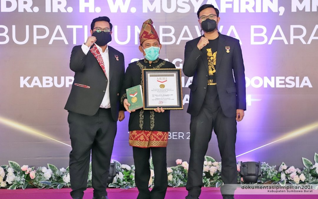 BERHASIL TUNTASKAN 5 PILAR STBM, BUPATI KSB TERIMA PENGHARGAAN REKOR MURI