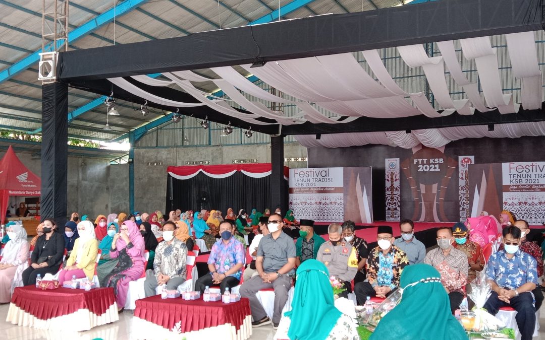 BUPATI BUKA SECARA RESMI FESTIVAL TENUN TRADISI KSB TAHUN 2021