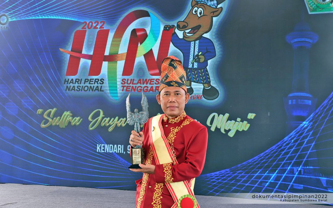 BUPATI TERIMA TROPHY ABYAKTA AK-PWI PADA PUNCAK PERINGATAN HARI PERS NASIONAL TAHUN 2022