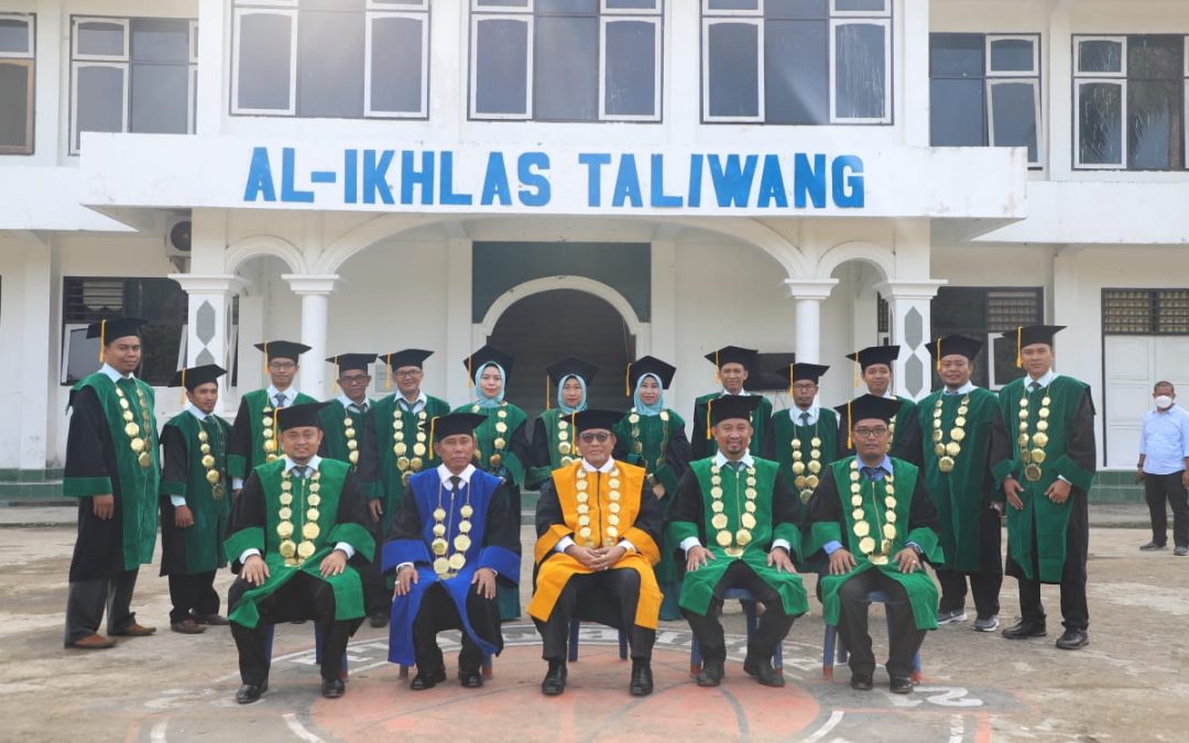 BUPATI AJAK WISUDWAN/WISUDAWATI UNDOVA MENJAWAB TANTANGAN MASA DEPAN