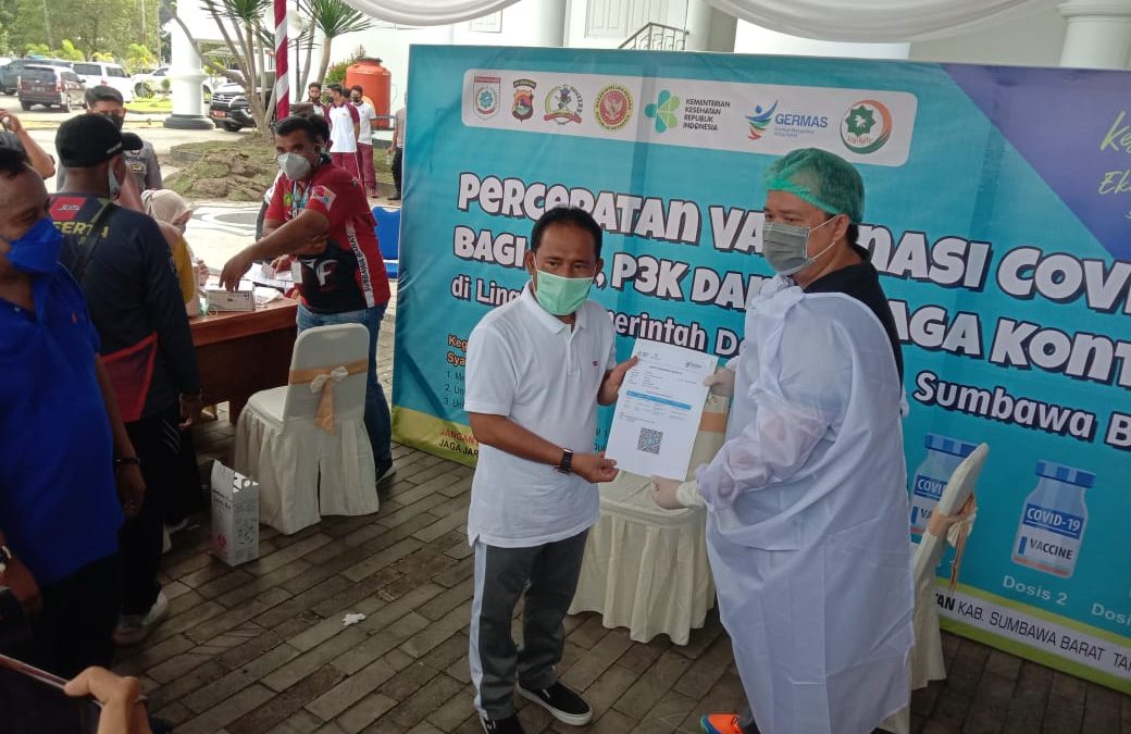 BUPATI BERSAMA JAJARAN DINAS LAKUKAN VAKSIN KE-TIGA