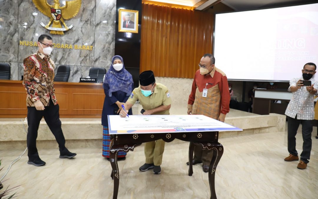 BUPATI SUMBAWA BARAT TANDATANGANI KOMITMEN MENUJU SAKIP KATEGORI BB TAHUN 2022