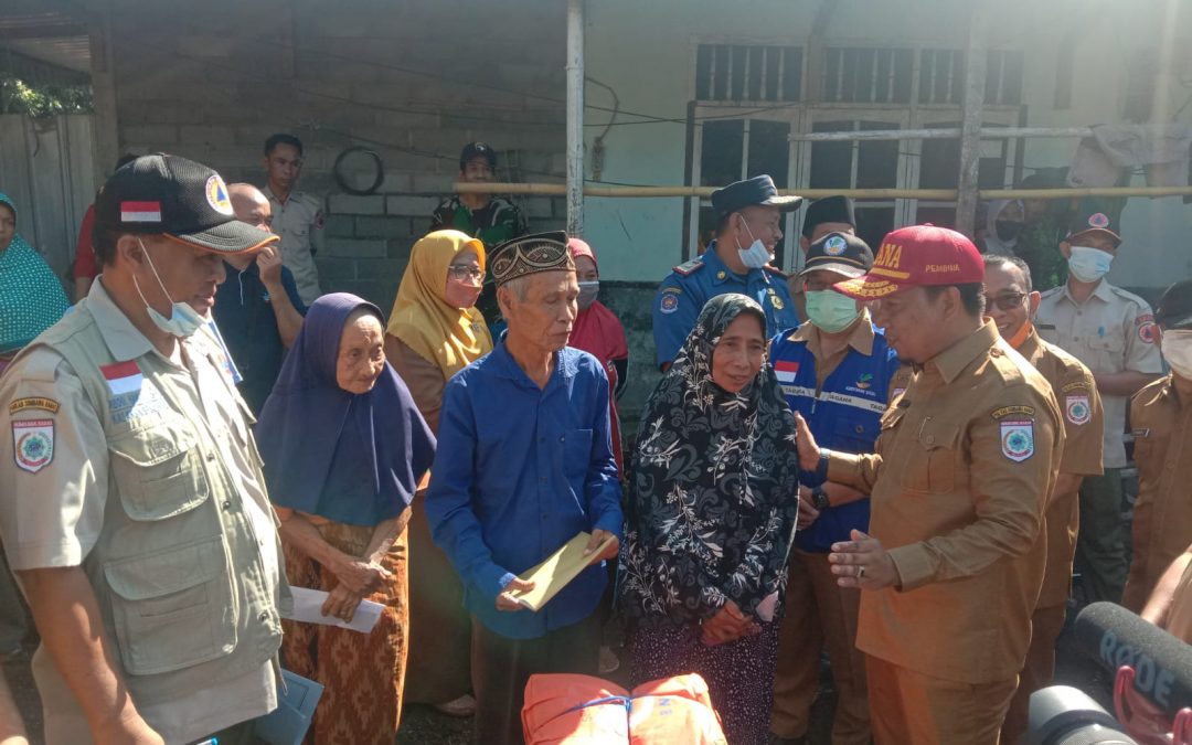 WABUP BERI SEJUMLAH BANTUAN KEPADA WARGA KORBAN KEBAKARAN DESA REMPE