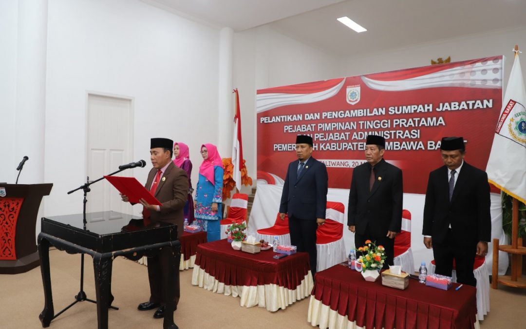 BUPATI LANTIK 12 PEJABAT, DUA DIANTARANYA KEPALA BRIDA DAN KEPALA DIKES