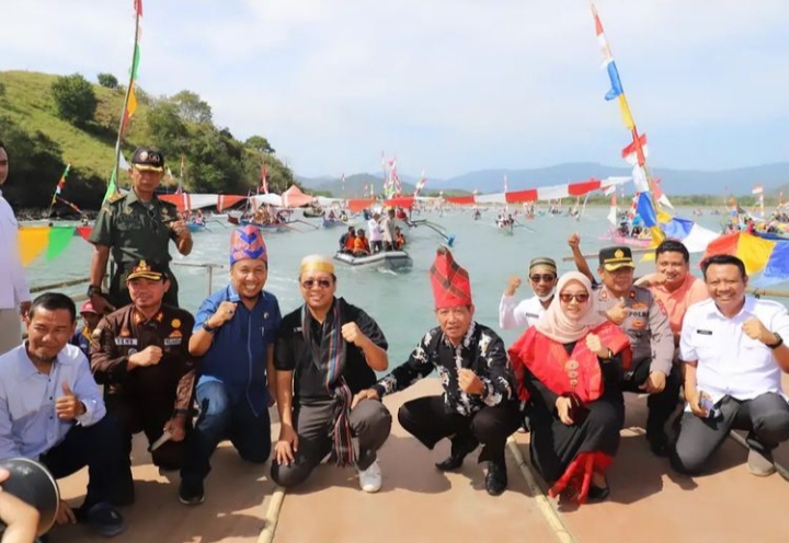 GUBERNUR NTB SECARA RESMI MENUTUP PERAYAAN SANDEKA DILAO’ TAHUN 2022 DI DESA LABUHAN LALAR