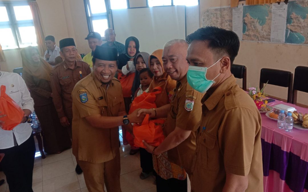BERSAMA PT. AMNT, WABUP BERIKAN PMT KEPADA ANAK – ANAK LINGKAR TAMBANG