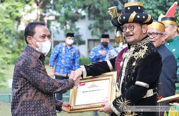 BUPATI SUMBAWA BARAT MENERIMA PENGHARGAAN MENTERI PERTANIAN KATEGORI PEMERINTAH DAERAH KABUPATEN UNGGULAN KEMENTERIAN PERTANIAN 2022