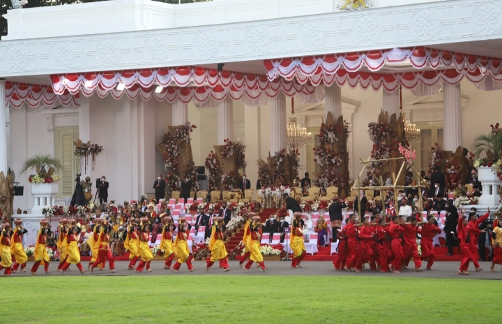 BUPATI SUMBAWA BARAT PIMPIN LANGSUNG TIM KESENIAN UNTUK TAMPIL DI ISTANA NEGARA