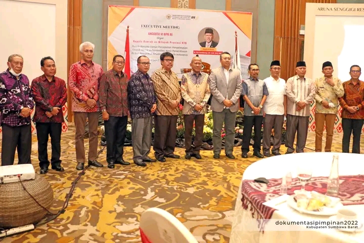 BUPATI SUMBAWA BARAT BERSAMA KEPALA DAERAH SE PROVINSI NTB MENGIKUTI EKSEKUTIF MEETING BERSAMA ANGGOTA VI BPK RI