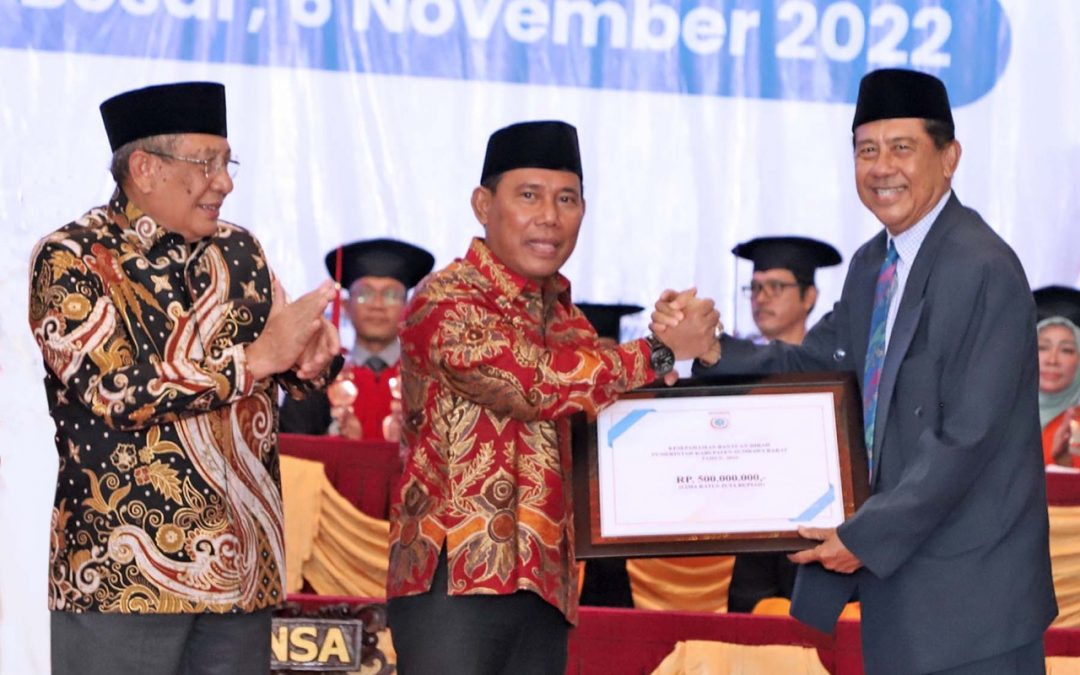 HADIRI WISUDA KE XIX UNSA, BUPATI BERI BANTUAN