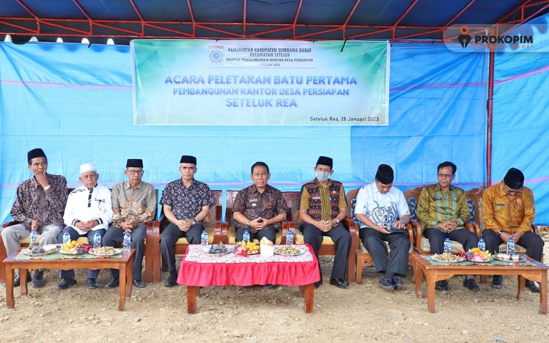 BUPATI LETAKKAN BATU PERTAMA PEMBANGUNAN KANTOR DESA PERSIAPAN SETELUK REA