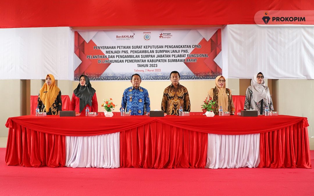 BUPATI SERAHKAN PETIKAN SK PENGANGKATAN CPNS FORMASI TAHUN 2021 LINGKUP PEMKAB SUMBAWA BARAT