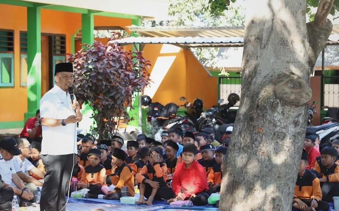 Kunjungan Wabup ke SDN Labuhan Lalar : Ajak Masyarakat Bangun Kepedulian Terhadap Anak Yang Kurang Beruntung