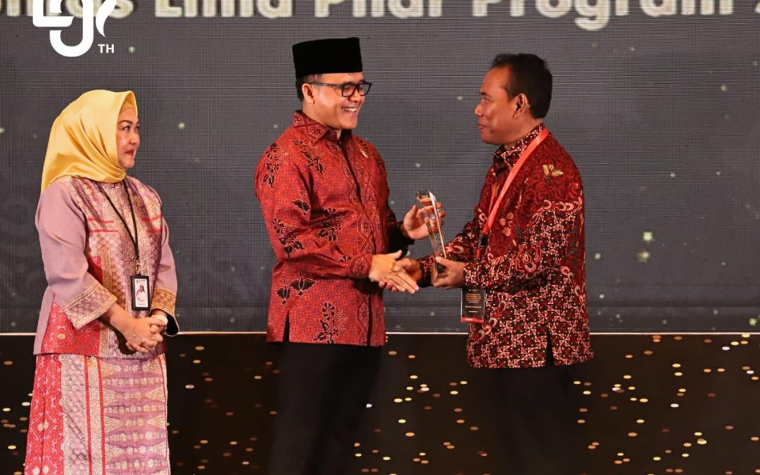 Bupati Sumbawa Barat Terima Penghargaan Top 45 Inovasi Pelayanan Publik dari Menpan RB Abdullah Azwar Anas