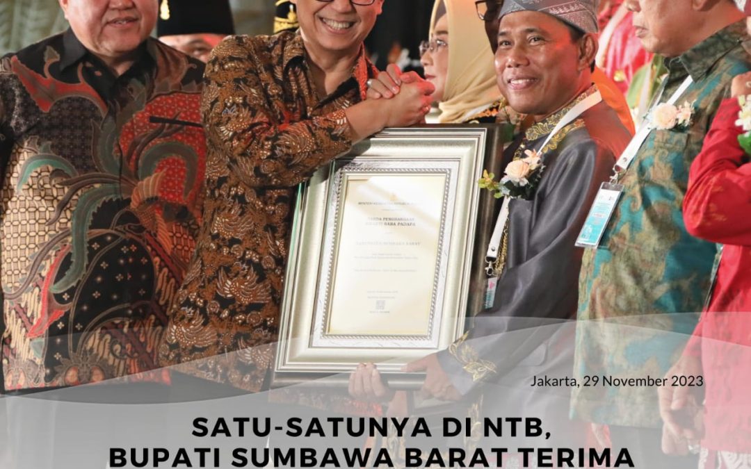 Satu – satunya di NTB, Bupati Sumbawa Barat Terima Dua Penghargaan Secara Bersamaan dari Dua Kementerian