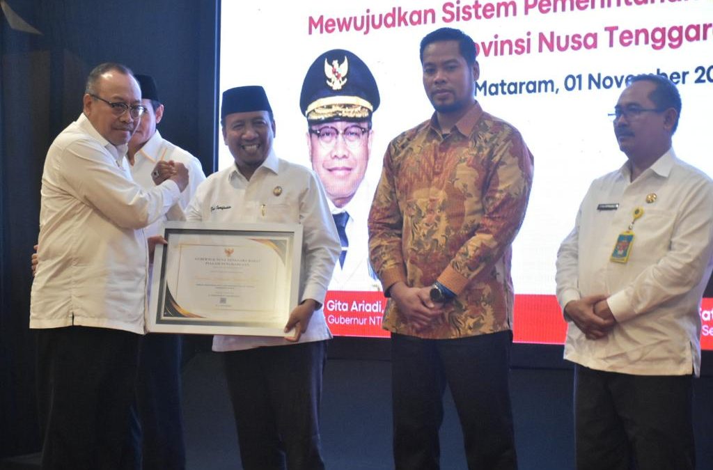 Sumbawa Barat Terima Penghargaan Bidang Komuniiasi Publik Dari Pemprop NTB